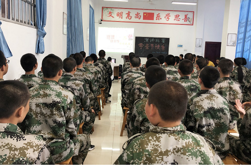 误入迷途的网红美少女，在宇凰国学院找回人生大目标